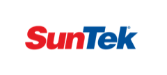 SunTek-Logo in Rot und Blau auf grünem Hintergrund.